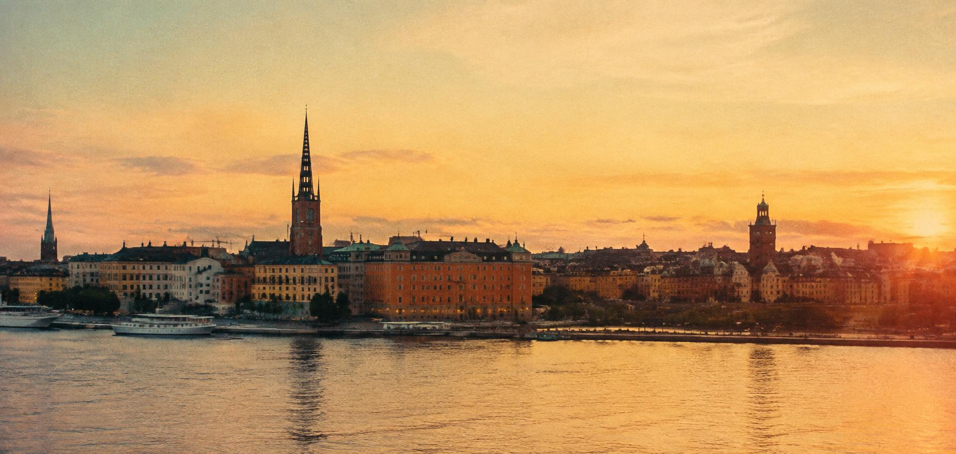 Stockholms siluett och vattnet vid solnedgång (ersätts med bild från Visit Sweden)